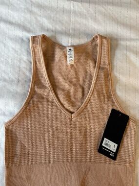 Athletic wear top size L